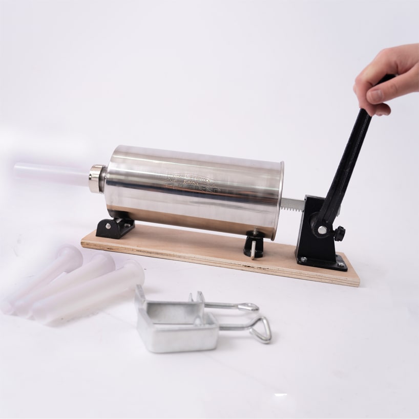 Пълначка за наденички и колбаси KraftWorld от неръждаема стомана с вместимост 4 кг и 3 фунии