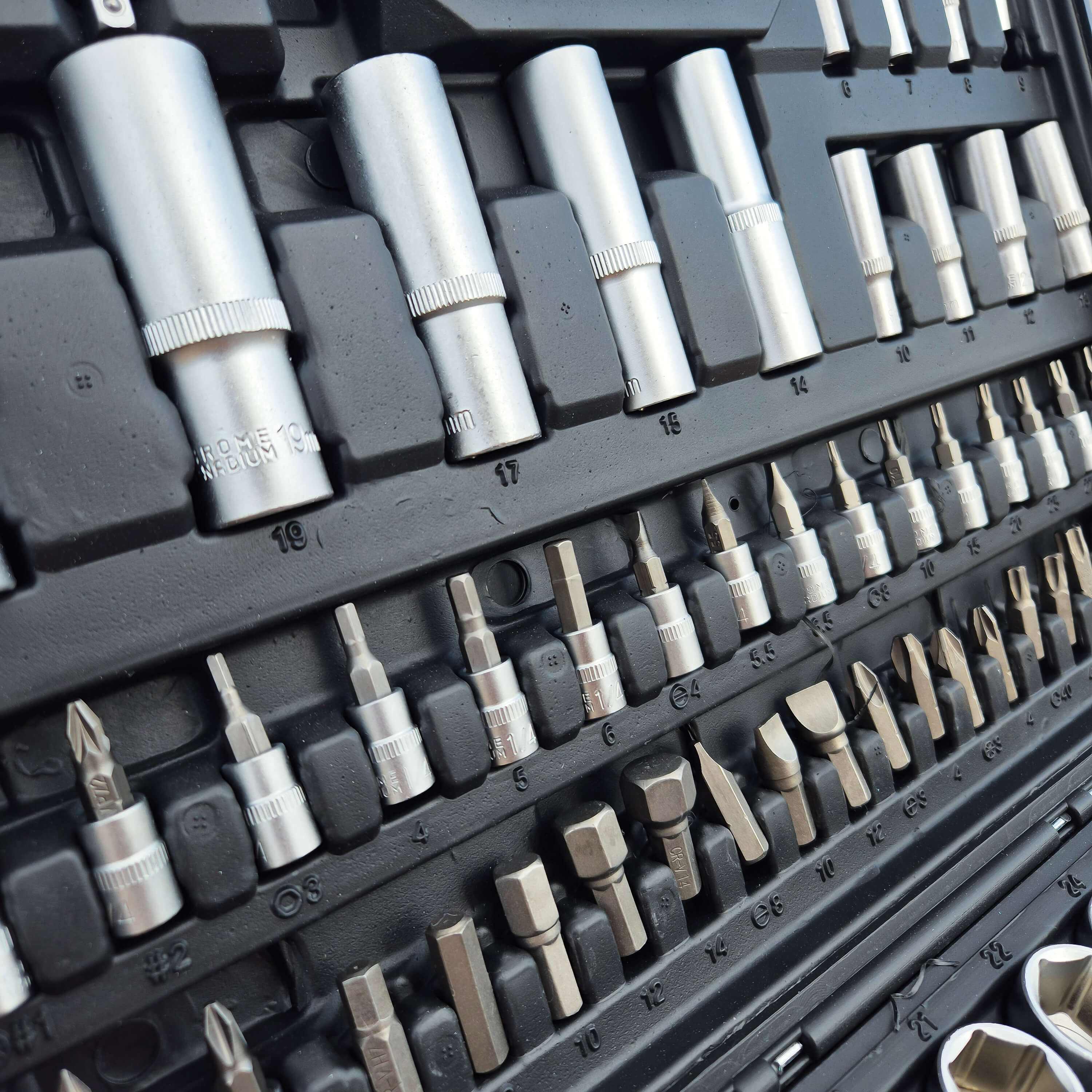 Професионално Гедоре KraftWorld със 108 Части – с Метални Закопчалки